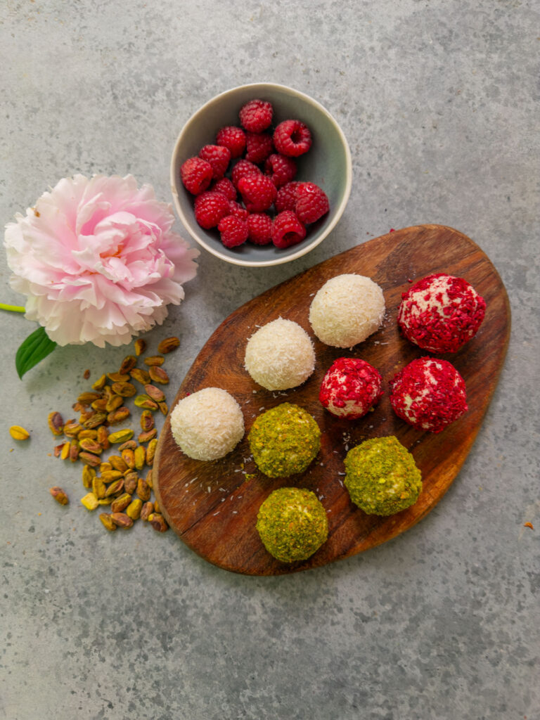 Gesunde Kokos-Himbeer-Kugeln proteinreich Mrs Flury