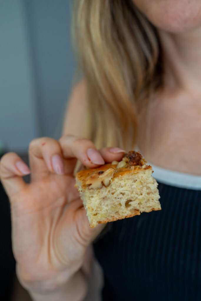Veganer und saftiger Bananenkuchen direkt in der Backform
