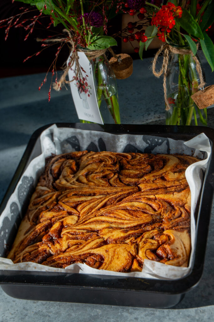 Zimtschnecken-Kuchen vegan, luftig und so gut Mrs Flury Rezept ohne Hefeteig